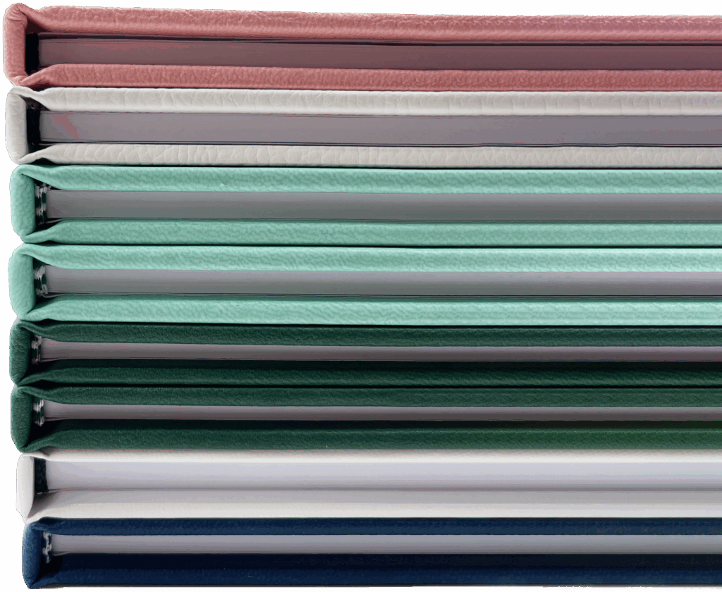 Tesi di laurea rilegate, impilate, con copertine di colori diversi