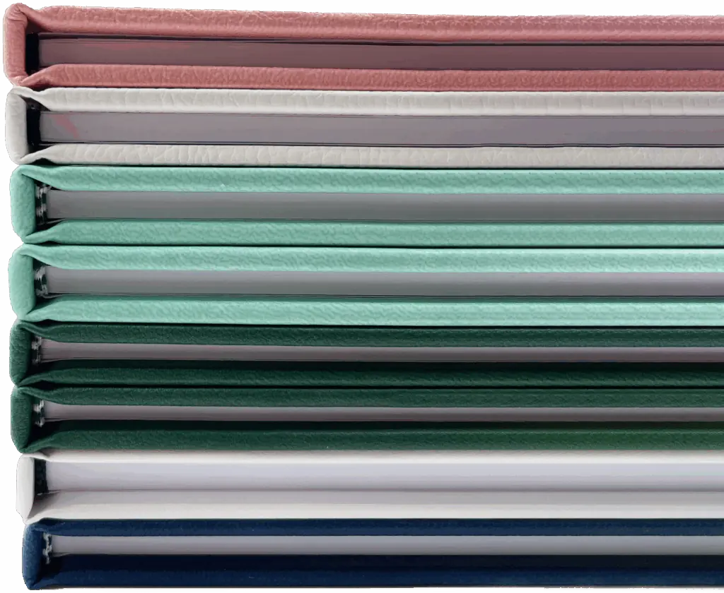 Tesi di laurea rilegate, impilate, con copertine di colori diversi