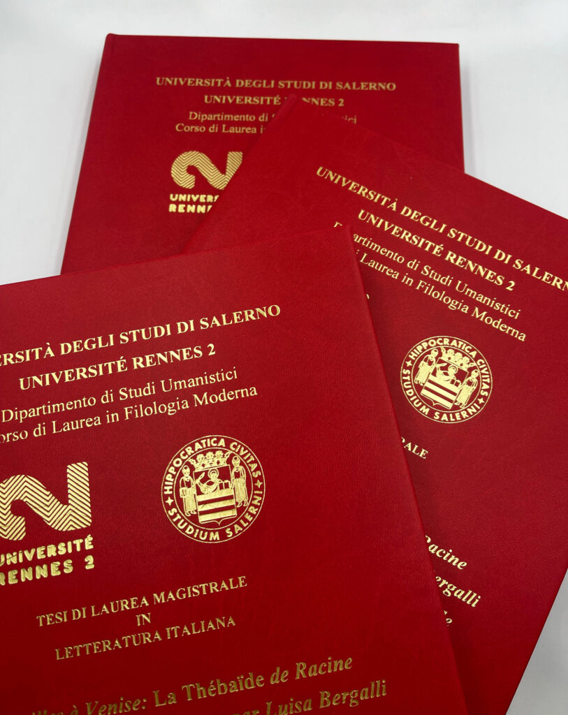 Ci sono tesi che raccontano un percorso accademico.
E poi ci sono tesi che raccontano una storia, fatta di studio, scelte coraggiose, spostamenti, lingue diverse e identità che si incontrano.
La tesi realizzata per la nostra studentessa francese, fuori sede in Italia, iscritta all’Università degli Studi di Salerno e all’Université Rennes 2, è una di queste.